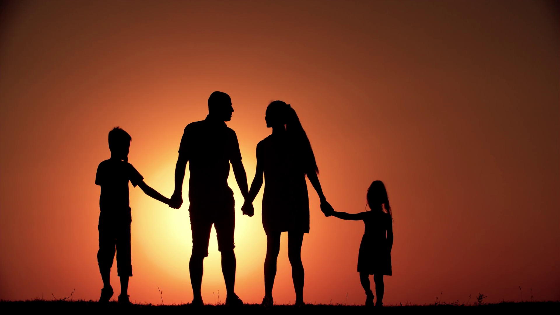 Gia đình là nơi chứa chan tình yêu thương, không có gì tuyệt vời hơn khi được chia sẻ những khoảnh khắc đầm ấm cùng gia đình. Hãy xem hình ảnh liên quan để thấy được sức mạnh và ý nghĩa của gia đình trong cuộc sống.