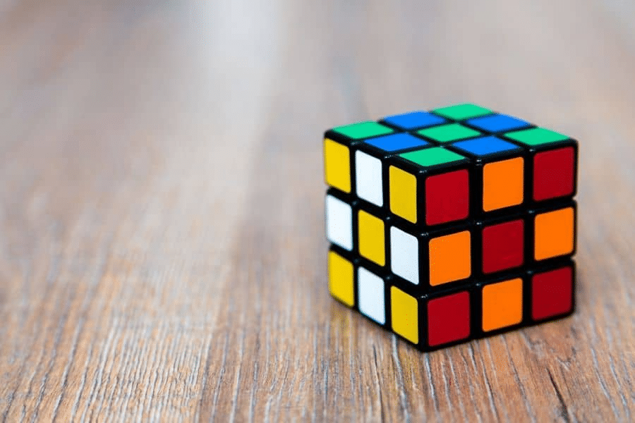 Hãy đến với chúng tôi để học cách giải khối Rubik. Chúng tôi cung cấp những phương pháp giải khối Rubik dễ hiểu và thực hành cùng học viên. Đến với Rubik International Academy, bạn sẽ có cơ hội trở thành một chuyên gia giải khối Rubik.